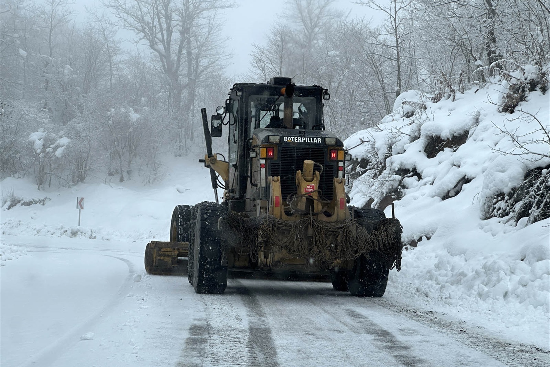 Bafra Belediyesi, ilçe genelinde etkili olan kar yağışının hayatı olumsuz