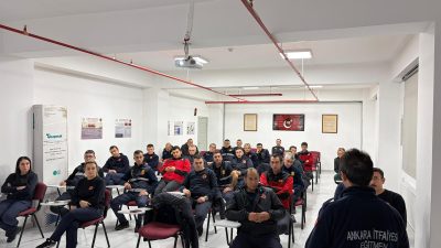 Bolu Belediyesi İtfaiye Müdürlüğü’nde, “Elektrikli Araç Yangınlarına Müdahale Teknikleri” konulu