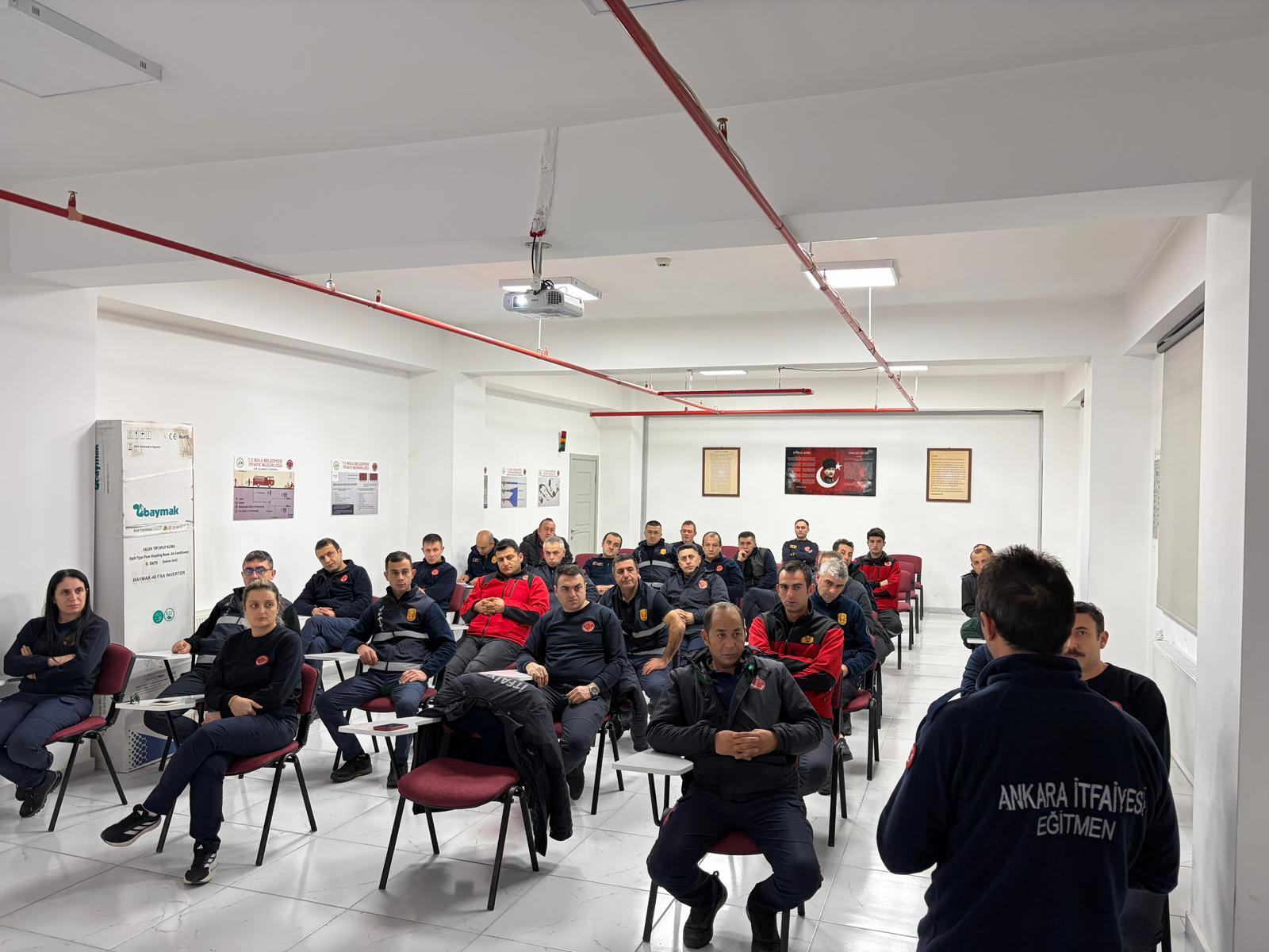 Bolu Belediyesi İtfaiye Müdürlüğü’nde, “Elektrikli Araç Yangınlarına Müdahale Teknikleri” konulu