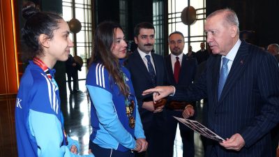 Cumhurbaşkanı Recep Tayyip Erdoğan, uluslararası dereceleriyle tekvandoda zirveye çıkan İLBANK