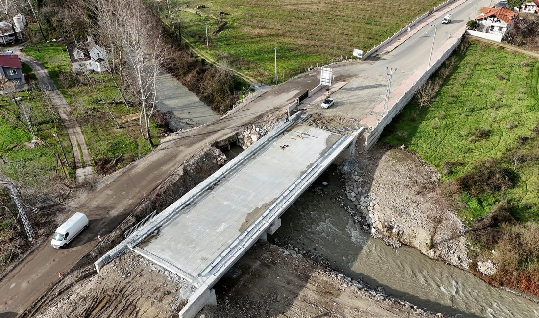 Karapürçek’i şehre bağlayan köprüde sona doğru Büyükşehir Belediyesi, Karapürçek Mesudiye’de çalışmalarına devam ettiği köprü inşaatında sona