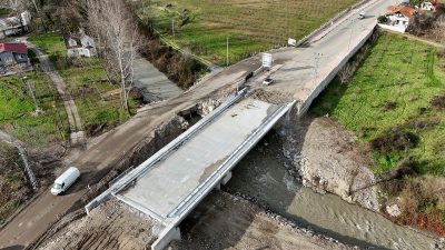 Büyükşehir Belediyesi, Karapürçek Mesudiye’de çalışmalarına devam ettiği köprü inşaatında sona