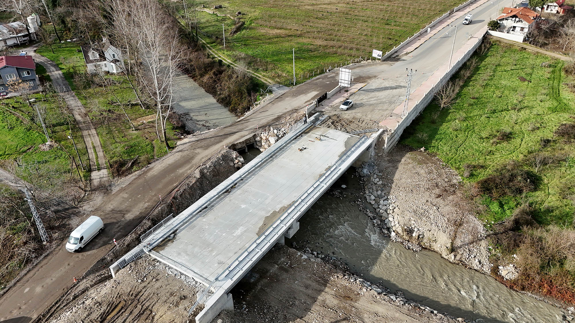 Karapürçek’i şehre bağlayan köprüde sona doğru Büyükşehir Belediyesi, Karapürçek Mesudiye’de çalışmalarına devam ettiği köprü inşaatında sona