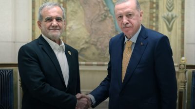 Cumhurbaşkanı Recep Tayyip Erdoğan, İran Cumhurbaşkanı Mesud Pezeşkiyan ile bir