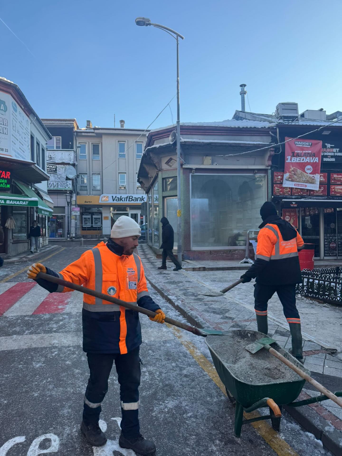 Bartın Belediyesi, kış şartlarının olumsuz etkilerine karşı vatandaşların güvenliğini sağlamak,