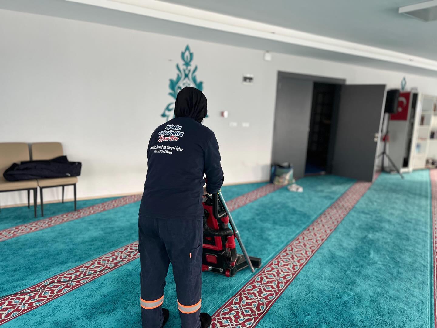 Ramazan Ayı Öncesi Camilerde Temizlik Çalışması Bartın Belediyesi, Ramazan ayının yaklaşması dolayısıyla mahallelerde bulunan camilerde kapsamlı