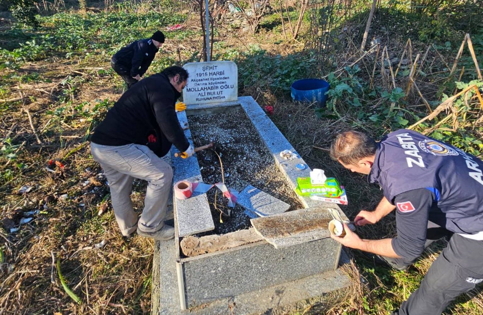Arhavi Belediyesi ekipleri, Kapisre Köprüsü yanında bulunan şehit mezarında bakım