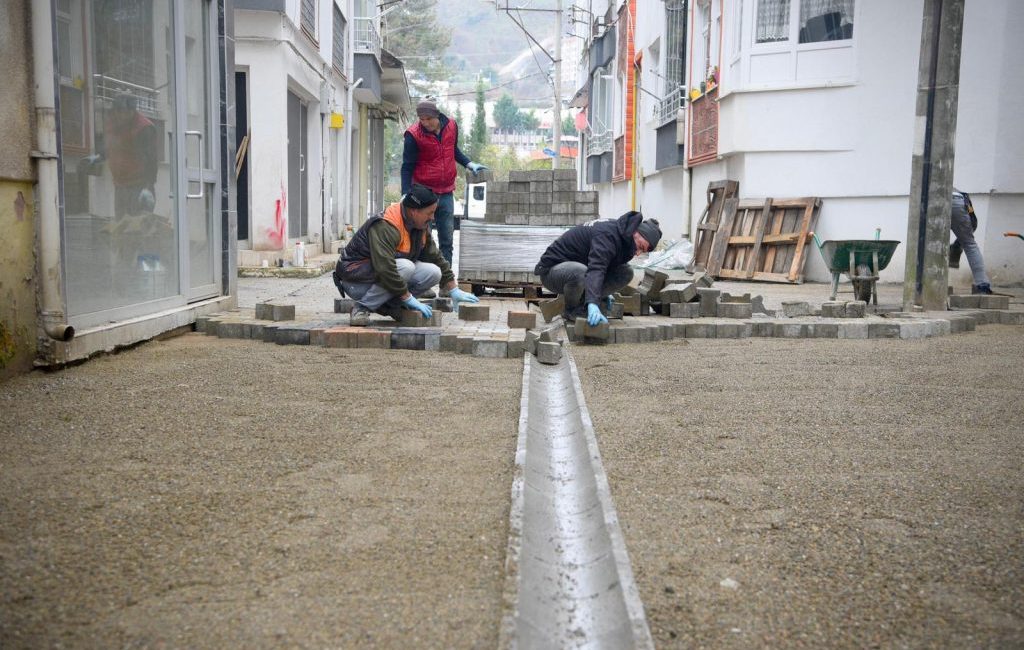 Giresun Belediyesi, kent genelinde sürdürdüğü yol yenileme ve altyapı çalışmalarını