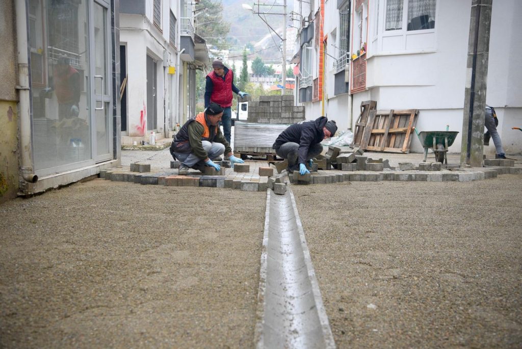Giresun Belediyesi, kent genelinde sürdürdüğü yol yenileme ve altyapı çalışmalarını