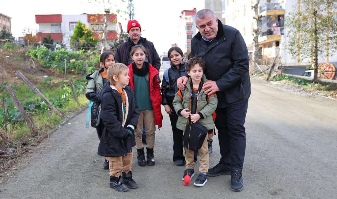 Bahçelievler Mahallesi Aralık Sokak’ta yağmur sonrası oluşan çamur nedeniyle zor