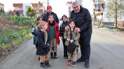Bahçelievler Mahallesi Aralık Sokak’ta yağmur sonrası oluşan çamur nedeniyle zor