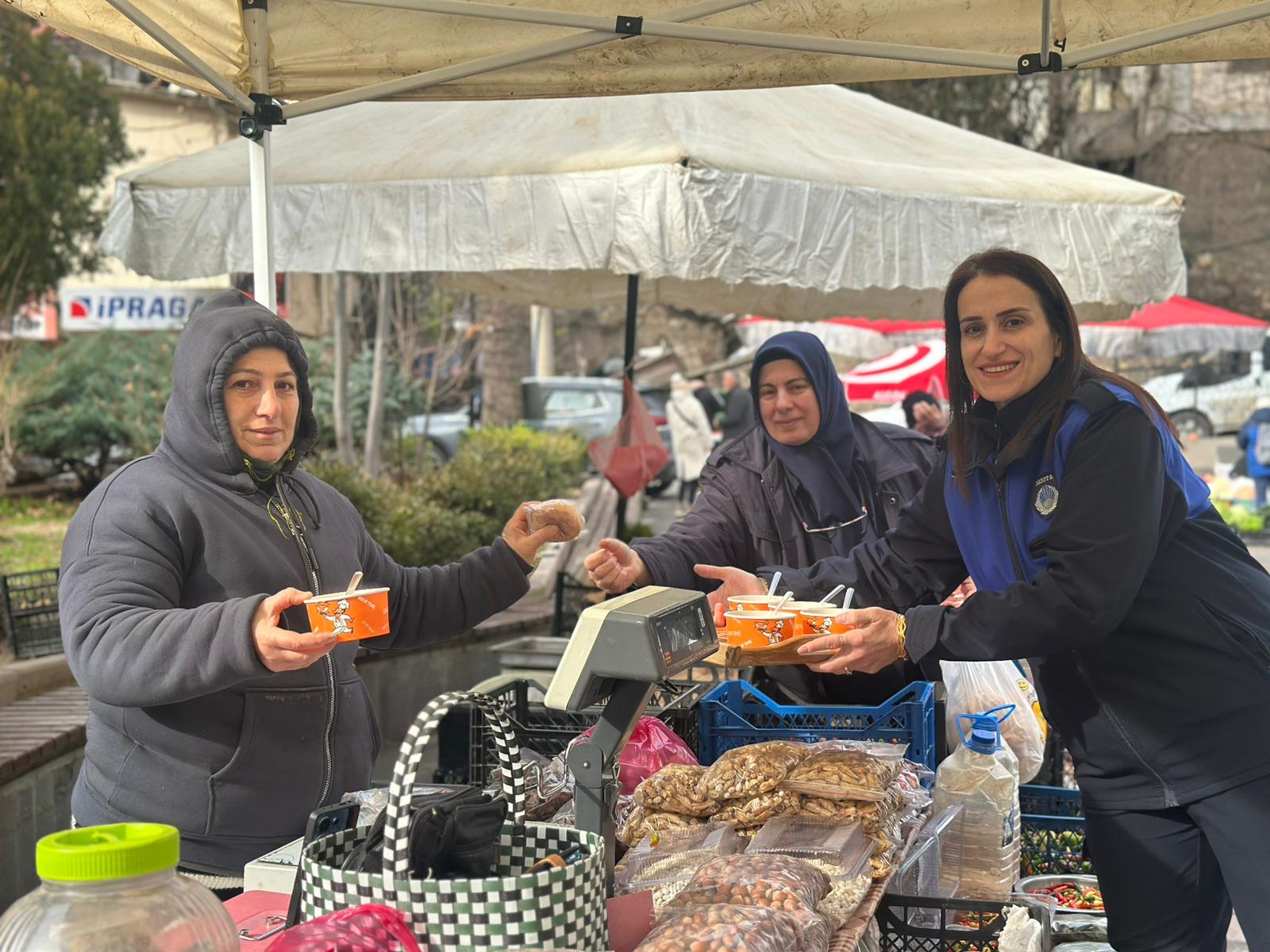 Soğuk havaların etkisini iyice hissettirdiği bu günlerde, belediyemiz pazar esnafının