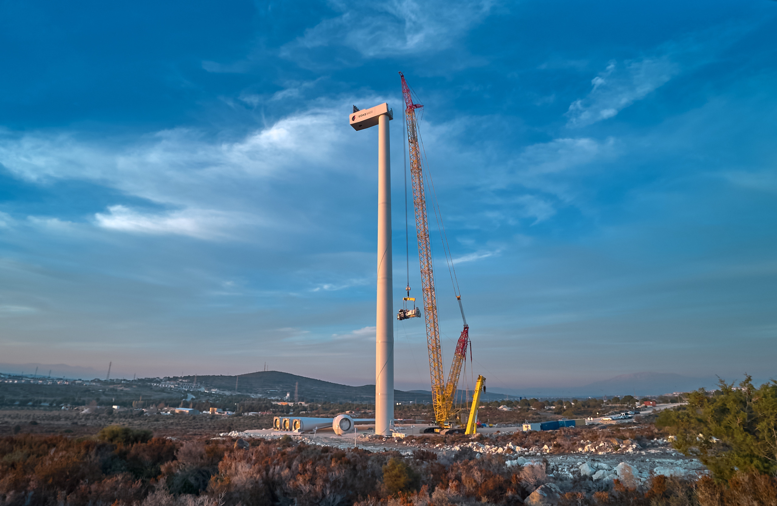 Türkiye’nin ilk rüzgâr santrallerinden olan ve İzmir’de bulunan Alaçatı RES,