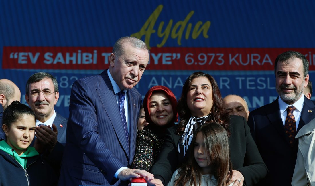 Cumhurbaşkanı Erdoğan, “Ev Sahibi Türkiye” kura çekimi, anahtar teslimi ve toplu açılış töreninde konuştu Cumhurbaşkanı Recep Tayyip Erdoğan, Aydın Büyükşehir Belediyesi önünde düzenlenen, “Ev