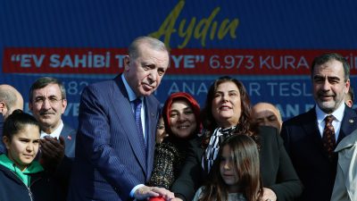 Cumhurbaşkanı Recep Tayyip Erdoğan, Aydın Büyükşehir Belediyesi önünde düzenlenen, “Ev