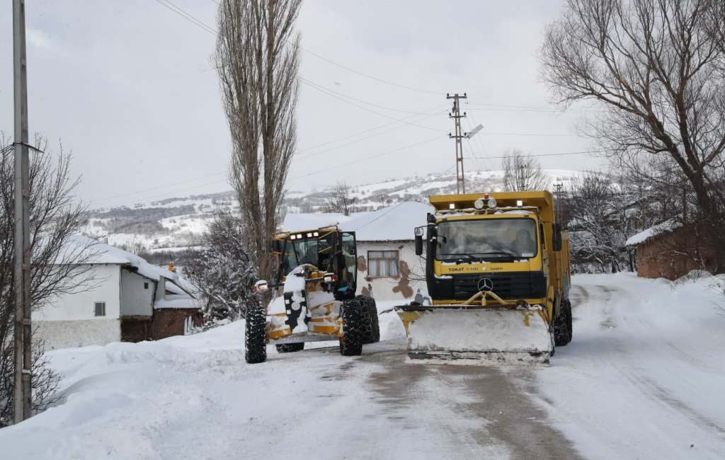 Karla Mücadele Çalışmaları Sürüyor Vali Abdullah Köklü, karla mücadele çalışmalarını sahada sürdüren Tokat İl