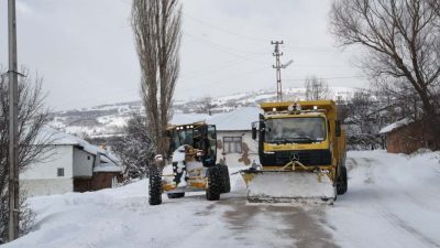Vali Abdullah Köklü, karla mücadele çalışmalarını sahada sürdüren Tokat İl