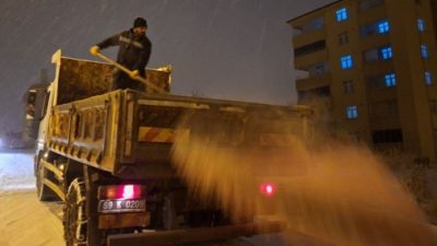 Bayburt’ta akşam saatlerinde etkisini artıran kar yağışıyla birlikte karla mücadele