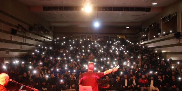 Gerede´de Şiir Ve Türkü Dolu Bir Gece: Talha Bora Öge Geredelilerle Buluştu Gerede Belediyesi, şehrin sosyal dokusuna dokunmaya ve vatandaşları nitelikli sanatsal