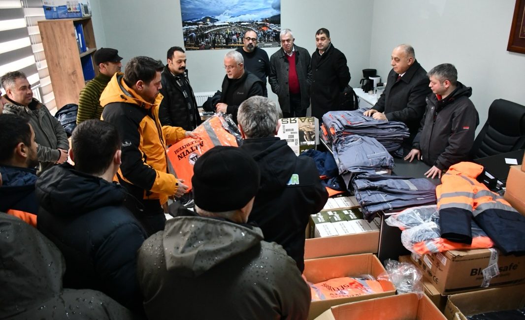 Belediye tarafından, sahada görev yapan mesai arkadaşlarına kış koşullarına ve