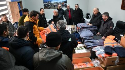 Belediye tarafından, sahada görev yapan mesai arkadaşlarına kış koşullarına ve