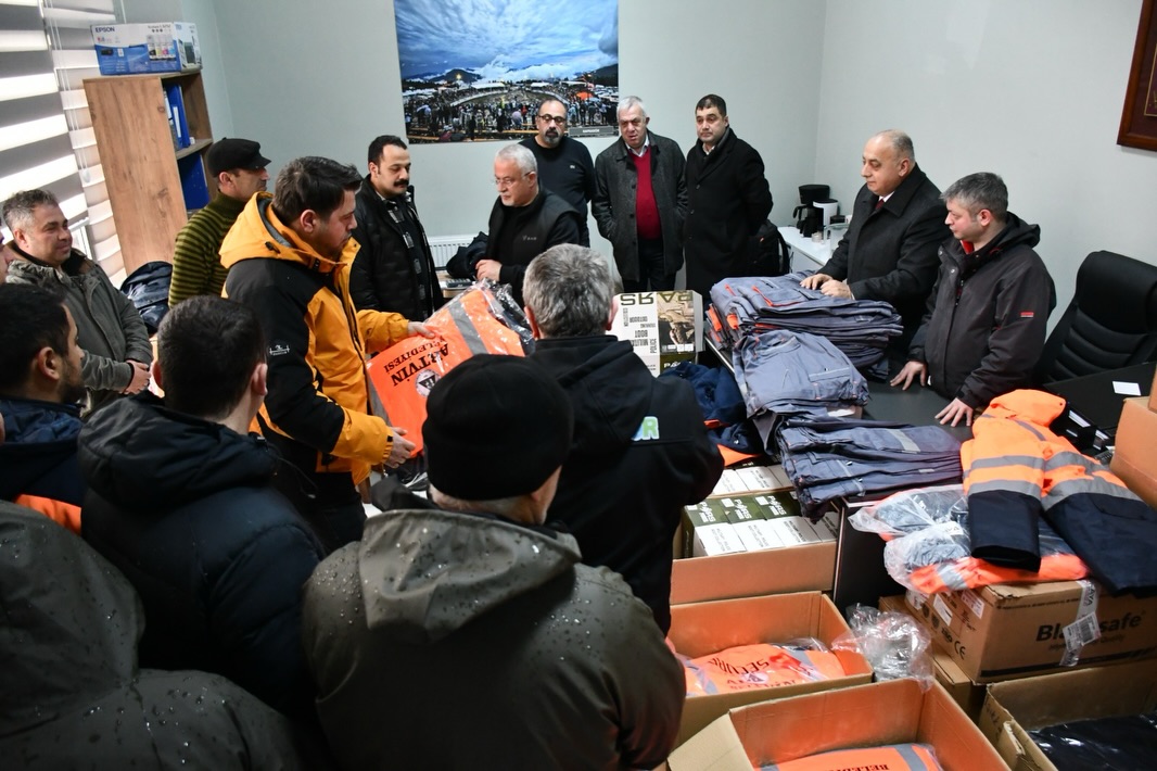 Belediye tarafından, sahada görev yapan mesai arkadaşlarına kış koşullarına ve