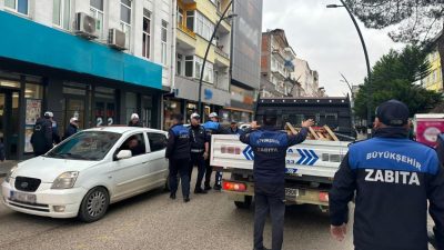 Vatandaşların kaldırımlarda rahatça yürüyebilmesi amacıyla Ordu Büyükşehir Belediyesi Zabıta Dairesi