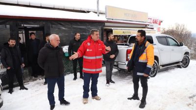 Şehir genelinde etkili olan kar yağışına karşı ekipler, gün boyu