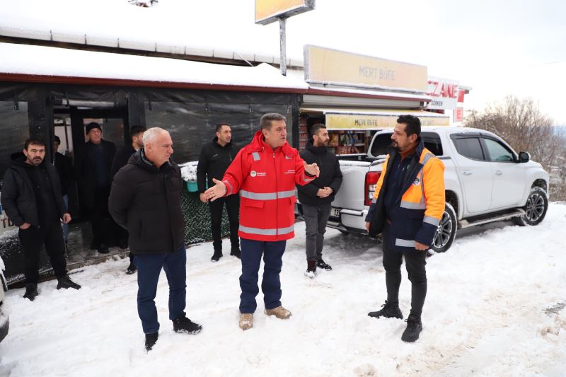 Şehir genelinde etkili olan kar yağışına karşı ekipler, gün boyu