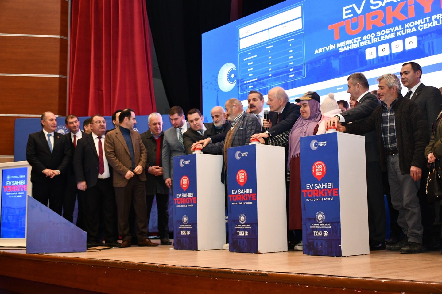 Belediye Başkanı Bilgehan Erdem, TOKİ konut kura çekimi programına katıldı.