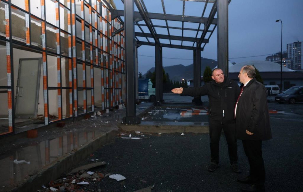 Başkan Ataselim, Yeni Otogar Alanındaki Çalışmaları Yerinde İnceledi Belediye Başkanı Turgay Ataselim, yeni otogar alanında sürdürülen dış cephe