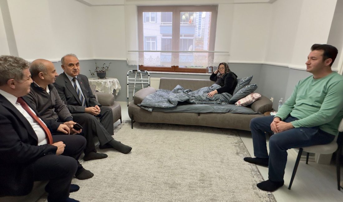 Vali Erol, Şehit ve Gazi Ailelerini Ziyaret Etti Vali Muammer Erol, Şehit Piyade Sözleşmeli Er Sefa Kabakkaya’nın ailesi