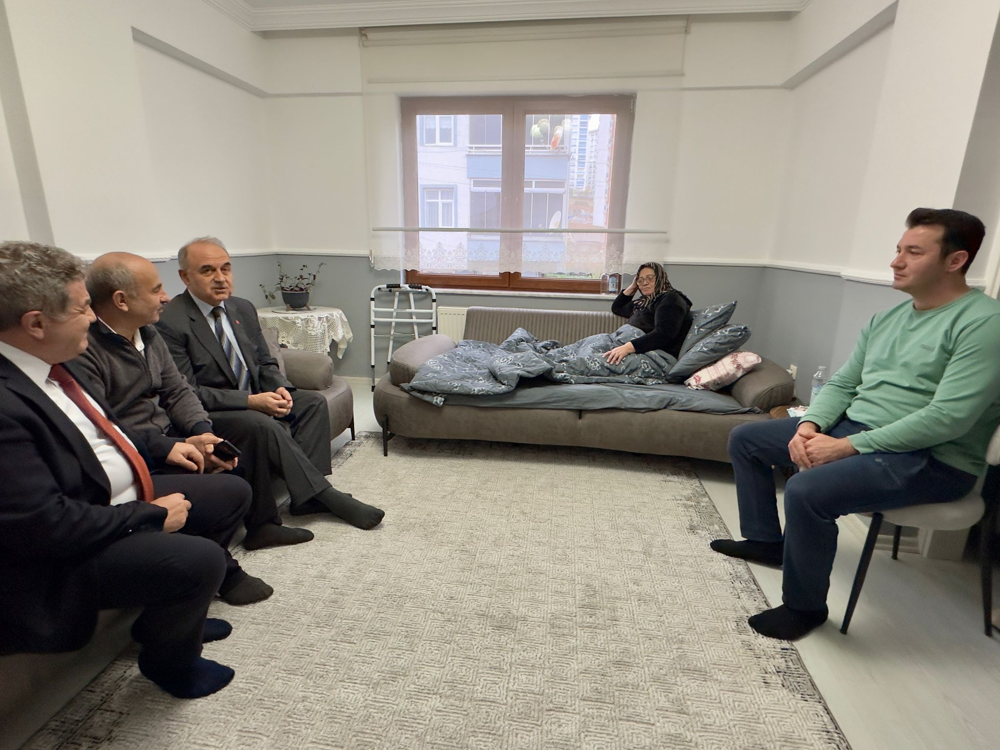 Vali Erol, Şehit ve Gazi Ailelerini Ziyaret Etti Vali Muammer Erol, Şehit Piyade Sözleşmeli Er Sefa Kabakkaya’nın ailesi