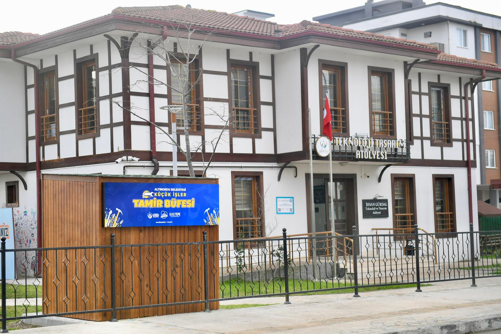 Altınordu Belediyesi Cumhuriyet Mahallesine Tamir Büfesi Kurdu Altınordu Belediyesi, vatandaşların küçük tamir işlerini ücretsiz bir şekilde kendileri