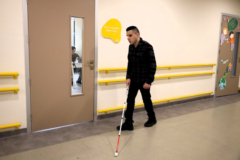 Eren’in hayatı “beyaz baston” eğitimiyle değişti Kocaeli Büyükşehir Belediyesi bünyesinde hizmet veren Gonca Engelsiz Yaşam Merkezi,