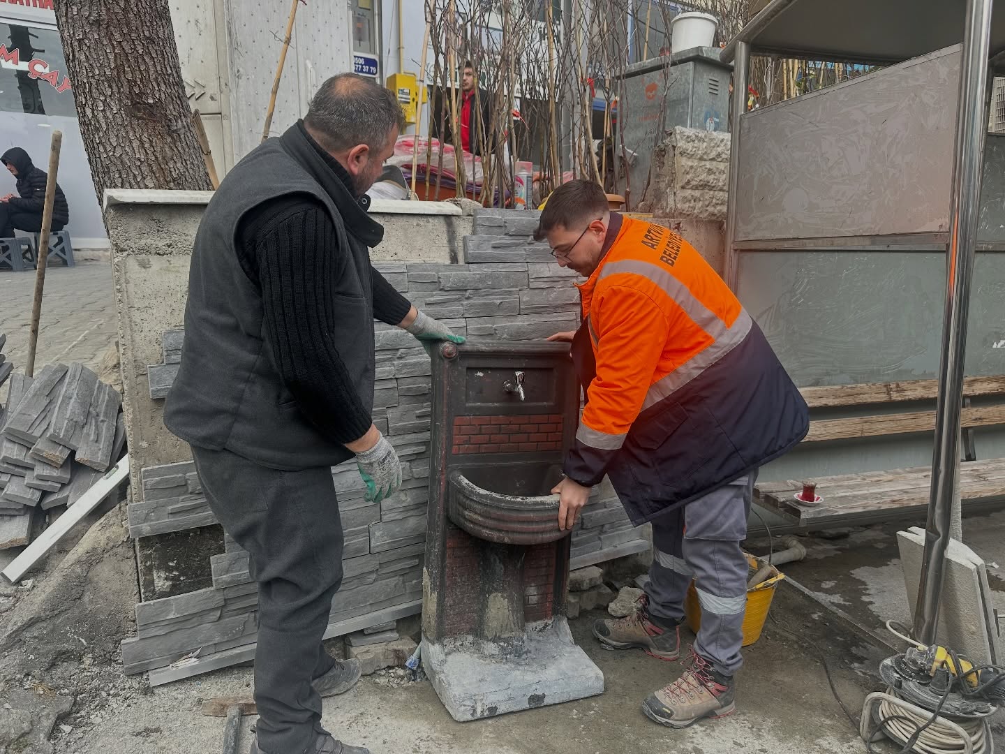 Artvin Belediyesi ekipleri, kentin her köşesinde daha temiz ve düzenli