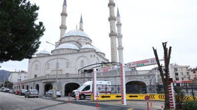 Altınordu Belediye Başkanı Ulaş Tepe, yapımı yarım bırakılarak çürümeye terk