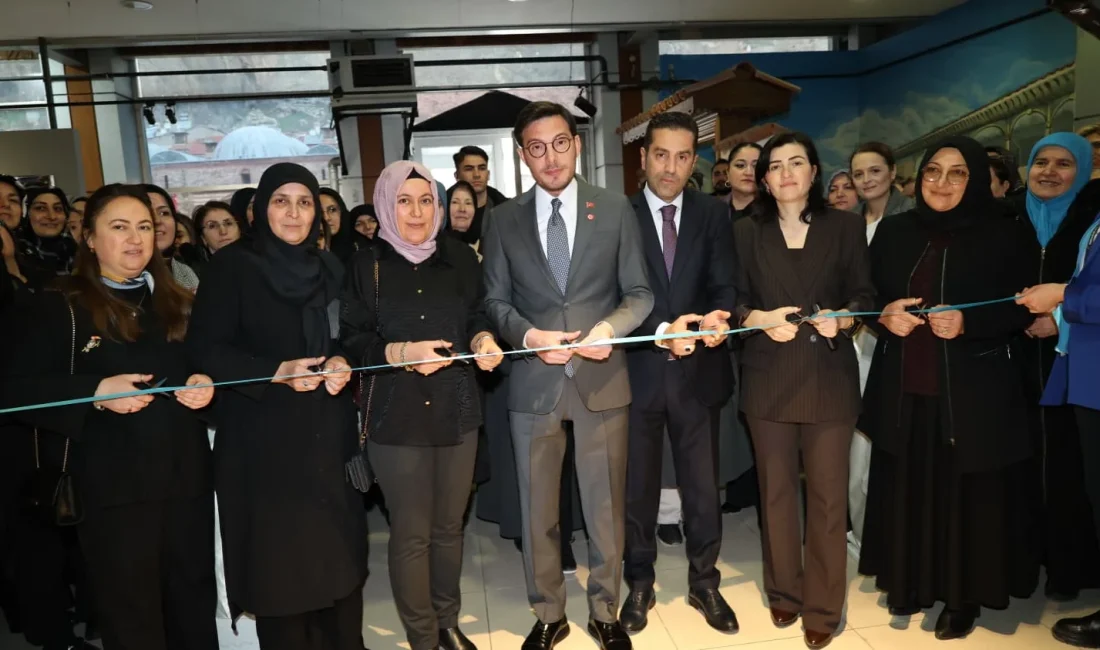 Tokat Belediyesi BELMEK Sanat Günleri Çini Sergisi’nde kadın kursiyerlerin hazırladığı