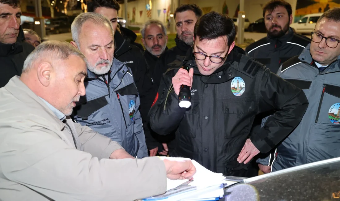 Başkan Yazıcıoğlu’ndan Gece Mesaisi: Sahada Yönetim Anlayışı Sürüyor Tokat Belediye Başkanı Mehmet Kemal Yazıcıoğlu, göreve geldiği ilk günden