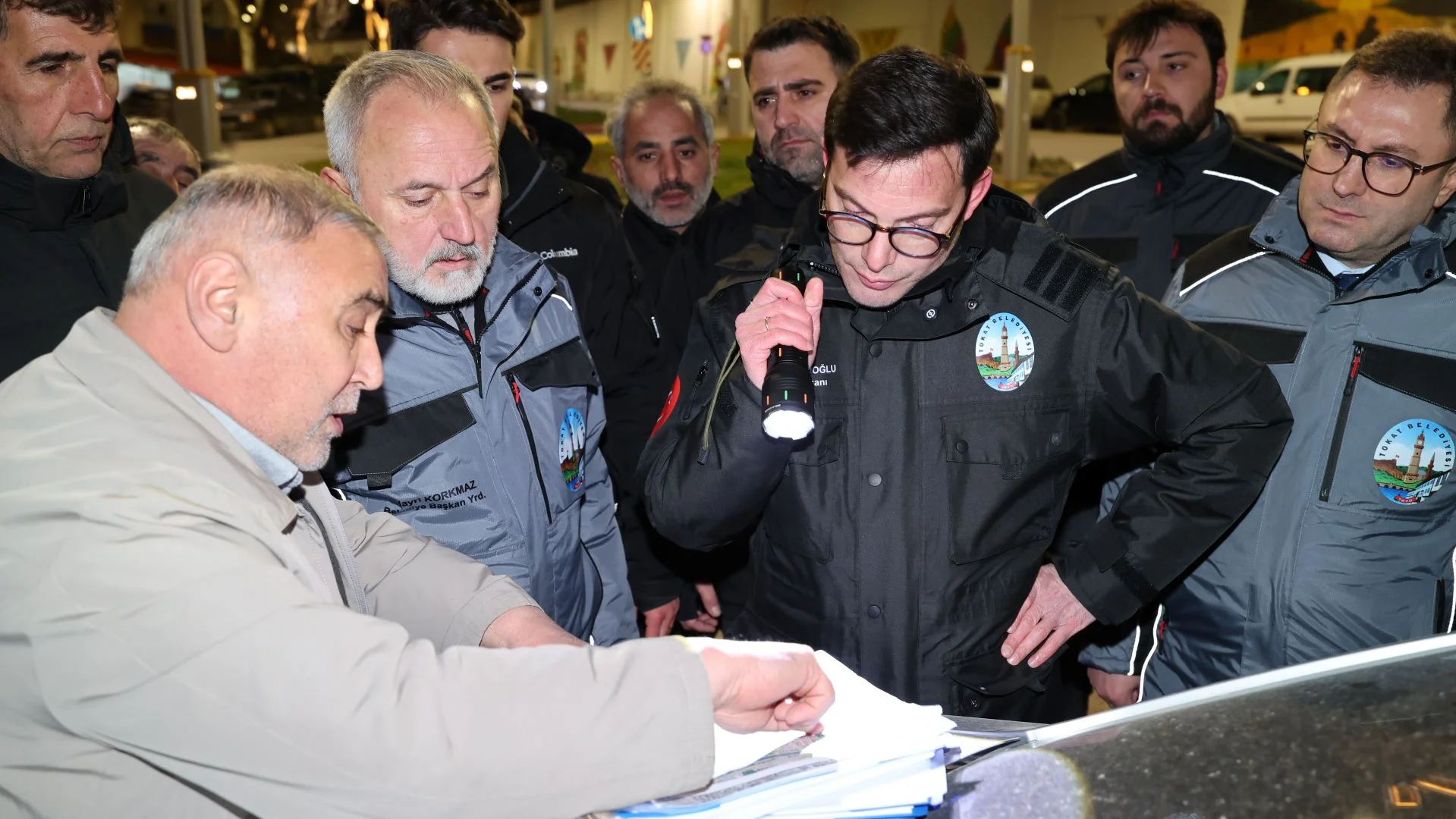 Başkan Yazıcıoğlu’ndan Gece Mesaisi: Sahada Yönetim Anlayışı Sürüyor Tokat Belediye Başkanı Mehmet Kemal Yazıcıoğlu, göreve geldiği ilk günden