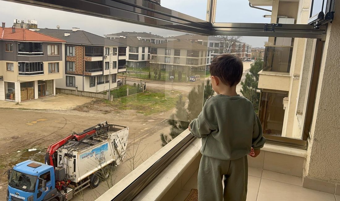 Düzce Belediyesi, çöp kamyonlarına büyük ilgi duyan 20 aylık Arda