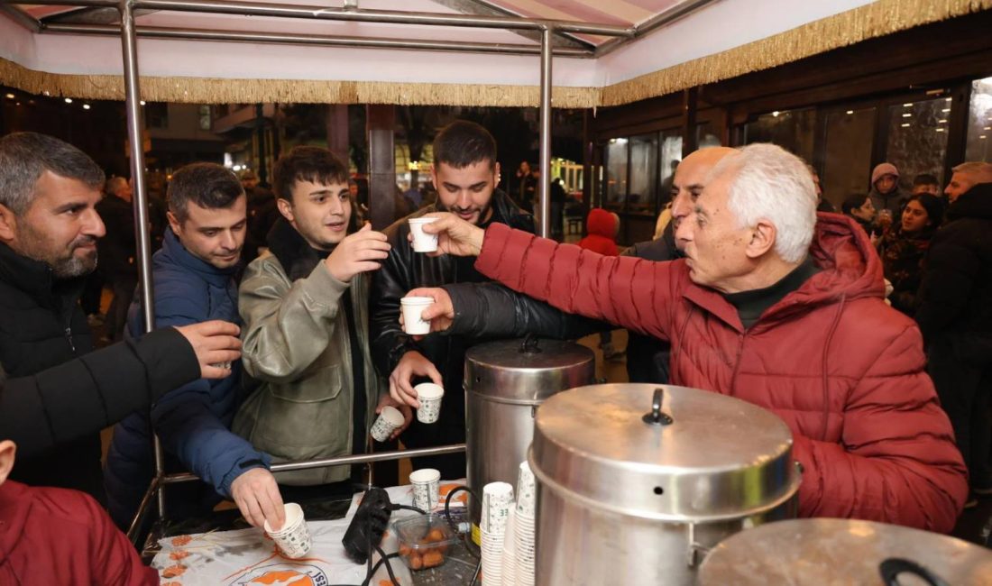 Arhavi Belediye Başkanı Turgay Ataselim, Merkez Camii’nde eda edilen ibadetlerin