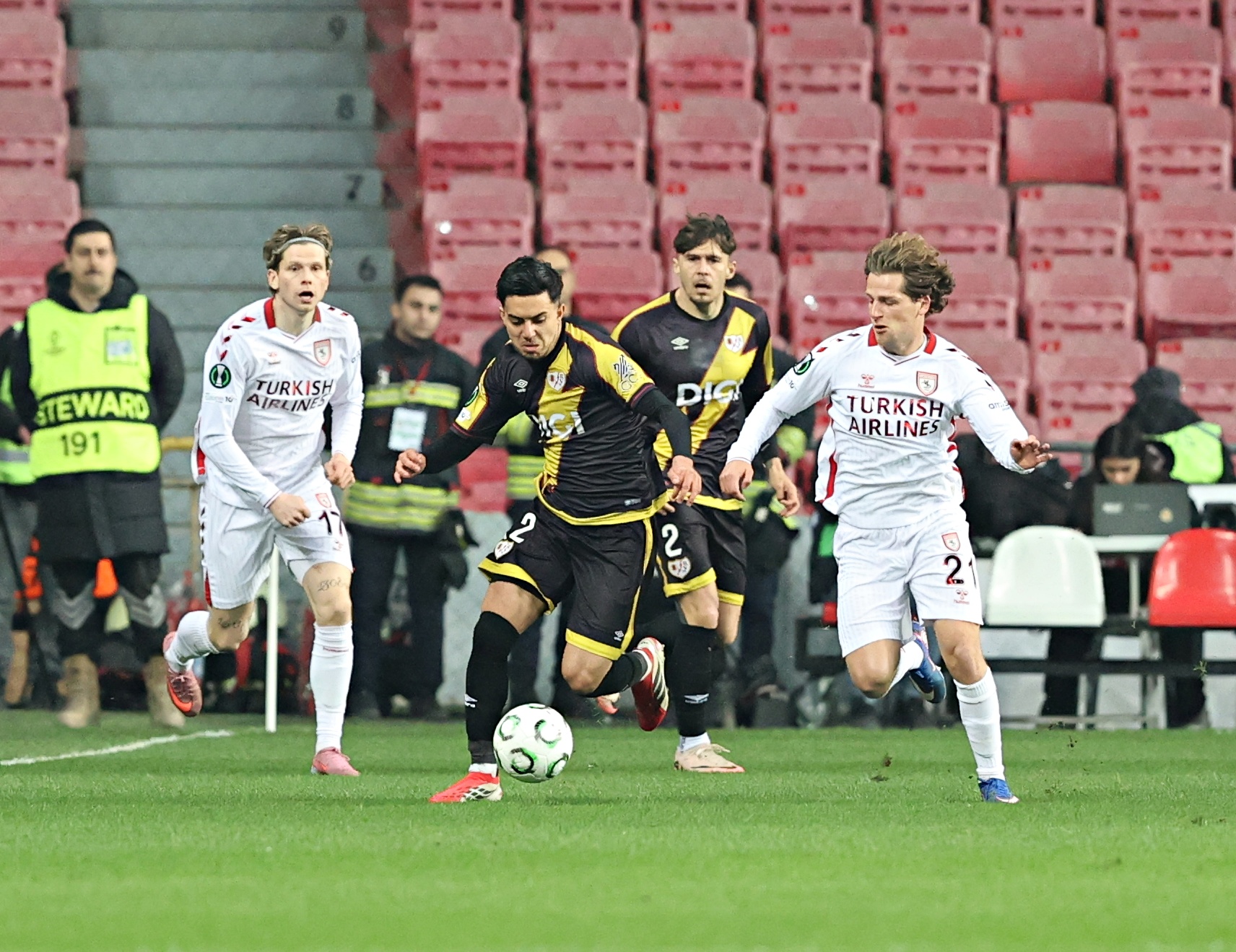 Samsunspor 1-3 Rayo Vallecano Temsilcimiz Samsunspor, UEFA Konferans Ligi son 16 turunun ilk maçında