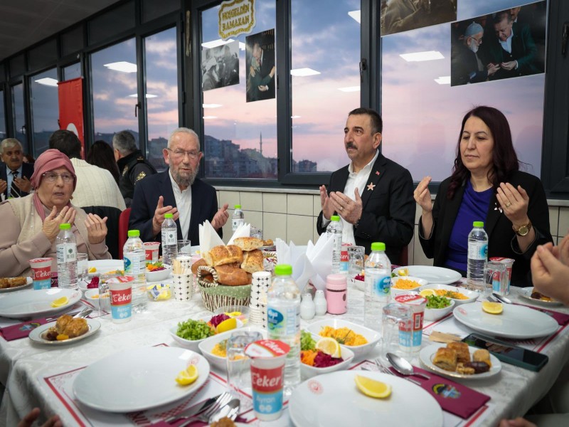 Vali Osman Hacıbektaşoğlu ve Hanımefendi Güney Hacıbektaşoğlu, huzurevinde kalan büyüklerimizle