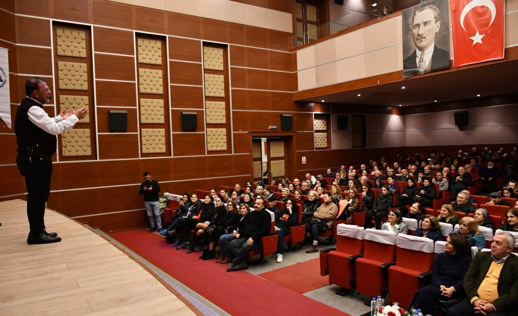 Gazeteci–Yazar Nebil Özgentürk, Ahmet Hamdi Tanpınar Kültür Merkezi’nde düzenlenen “Memleketten,