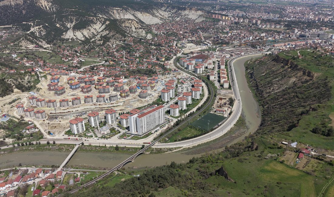 Soğuksu Mahallesinde yapımı planlanan Ticaret Merkezi için kazma vuruldu. Ticaret