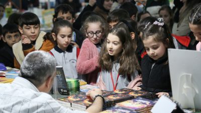 Rize Belediyesi tarafından düzenlenen Rize Kitap Fuarı, beşinci gününde öğrencilerin