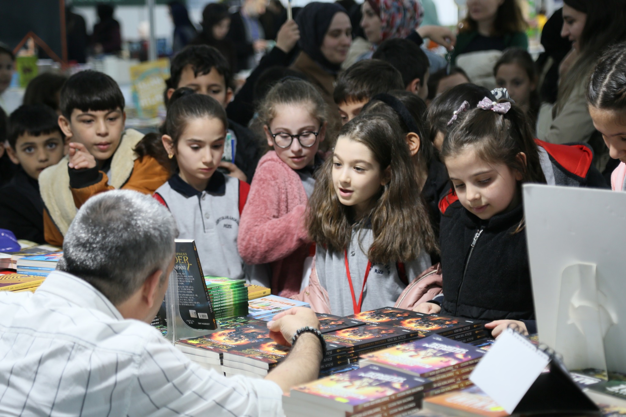 Rize Belediyesi tarafından düzenlenen Rize Kitap Fuarı, beşinci gününde öğrencilerin