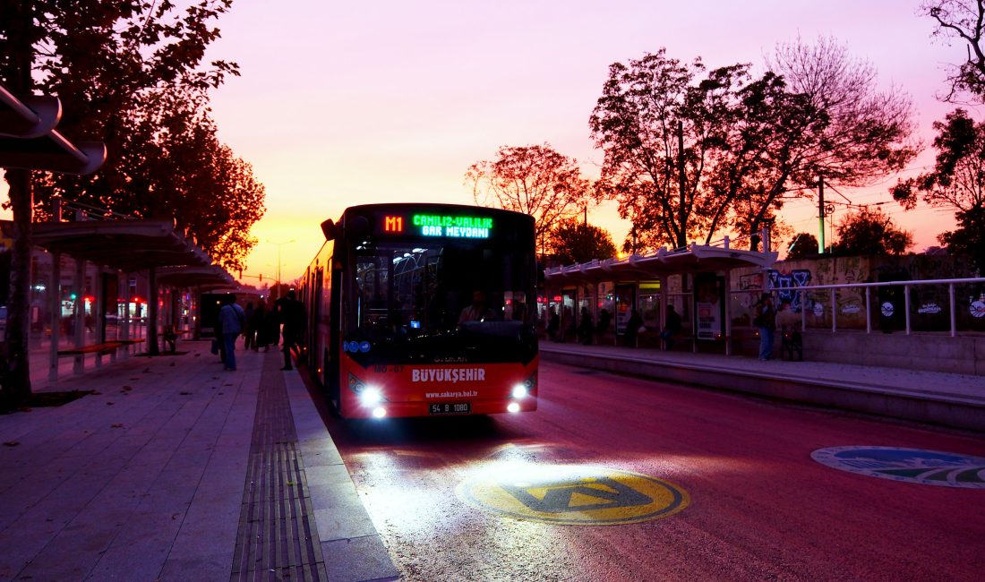 Büyükşehir Belediyesi, vatandaşlardan gelen yoğun talep üzerine metrobüs seferlerine gece