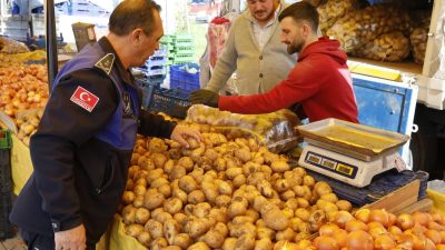 İlkadım Belediyesi, vatandaşların yoğun ilgi gösterdiği halk pazarlarında denetim ve
